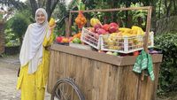 Momen Cut Syifa Masak Rendang hingga Pose di Depan Gerobak Buah