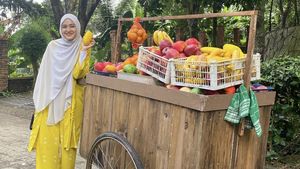 Momen Cut Syifa Masak Rendang hingga Pose di Depan Gerobak Buah