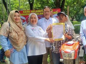 Srikandi Gerindra Dwita Ria Beri 10 Hand Traktor ke Petani Tulang Bawang