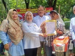 Srikandi Gerindra Dwita Ria Beri 10 Hand Traktor ke Petani Tulang Bawang