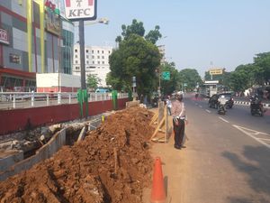 Hati-hati, Ada Proyek Galian di Jl Raya Pondok Gede Jaktim Arah Bekasi Hati-hati, Ada Proyek Galian di Jl Raya Pondok Gede Jaktim Arah Bekasi