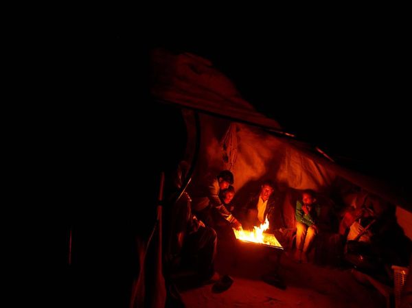 Hidup Tanpa Listrik, Pengungsi Palestina Nyalakan Api Unggun
