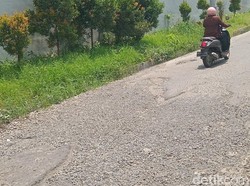 Jalan Melati Deli Serdang Rusak Parah, Pemotor Jatuh hingga Luka Parah