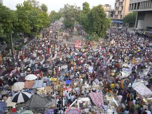Jelang Diwali, Pasar India Dipadati Pembeli