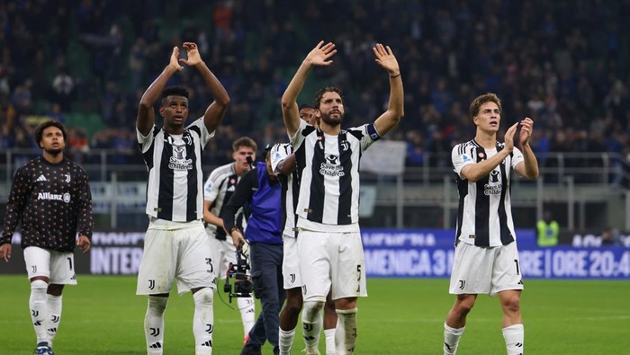 MILAN, ITALY - OCTOBER 27: Manuel Locatelli of Juventus FC, Juan David Cabal of Juventus FC and Kenan Yildiz of Juventus FC greet fans after the Serie A match between FC Internazionale and Juventus at Stadio Giuseppe Meazza on October 27, 2024 in Milan, Italy. (Photo by Francesco Scaccianoce/Getty Images)