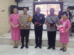 Kapolres Sampang Apresiasi Kapolsek Omben-Kasi Propam yang Telah Purna Tugas