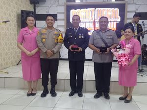 Kapolres Sampang Apresiasi Kapolsek Omben-Kasi Propam yang Telah Purna Tugas Kapolres Sampang Apresiasi Kapolsek Omben-Kasi Propam yang Telah Purna Tugas