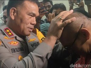 Elus Kepala Rudy Soik Seusai RDP DPR RI, Kapolda NTT: Saya Sayang Sama Kamu! Elus Kepala Rudy Soik Seusai RDP DPR RI, Kapolda NTT: Saya Sayang Sama Kamu!