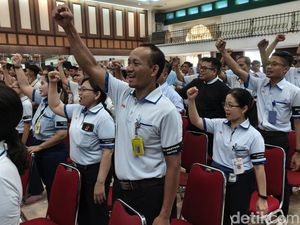 Direksi-Karyawan Pakai Pita Hitam Selamatkan Sritex, Ini Maknanya Direksi-Karyawan Pakai Pita Hitam Selamatkan Sritex, Ini Maknanya