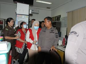 Kejati Tahan Kasi-Eks Kadinkes Tapteng Diduga Korupsi BOK-Jaspel Senilai Rp 8 M Kejati Tahan Kasi-Eks Kadinkes Tapteng Diduga Korupsi BOK-Jaspel Senilai Rp 8 M