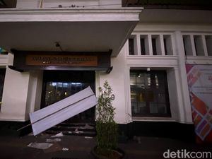 Detik-detik Mencekam Saat Atap Gedung YPK Bandung Ambruk Detik-detik Mencekam Saat Atap Gedung YPK Bandung Ambruk
