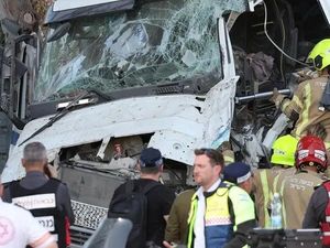 Truk Tabrak Kerumuman di Halte Bus Dekat Markas Mossad, 1 Tewas-Puluhan Luka Truk Tabrak Kerumuman di Halte Bus Dekat Markas Mossad, 1 Tewas-Puluhan Luka