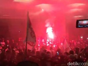 Pendukung Paslon ASS-Fatma Bakar Flare-Tabuh Drum di Luar Lokasi Debat Pendukung Paslon ASS-Fatma Bakar Flare-Tabuh Drum di Luar Lokasi Debat