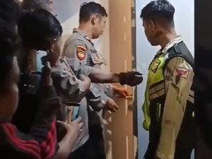 Apes! Maling di Gresik Babak Belur Dimassa Usai Gagal Curi Motor Apes! Maling di Gresik Babak Belur Dimassa Usai Gagal Curi Motor