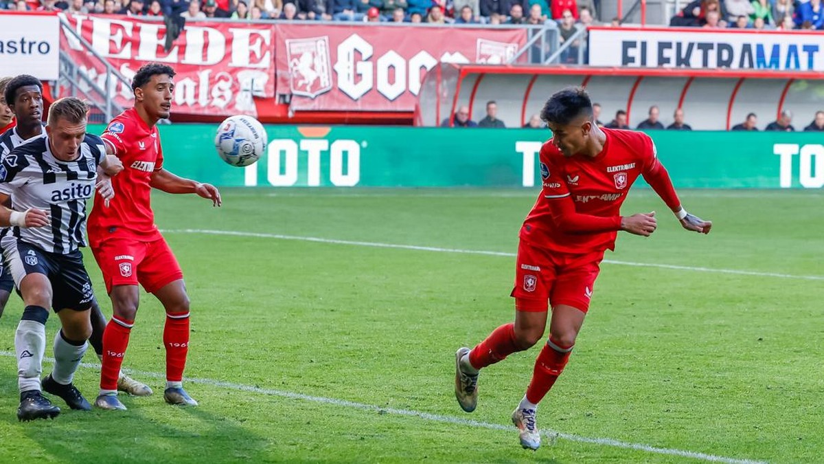 Momen Mees Hilgers bikin sundulan berujung gol ke gawang Heracles di Liga Belanda. (Foto: Marcel ter Bals/DeFodi Images/DeFodi via Getty Images)