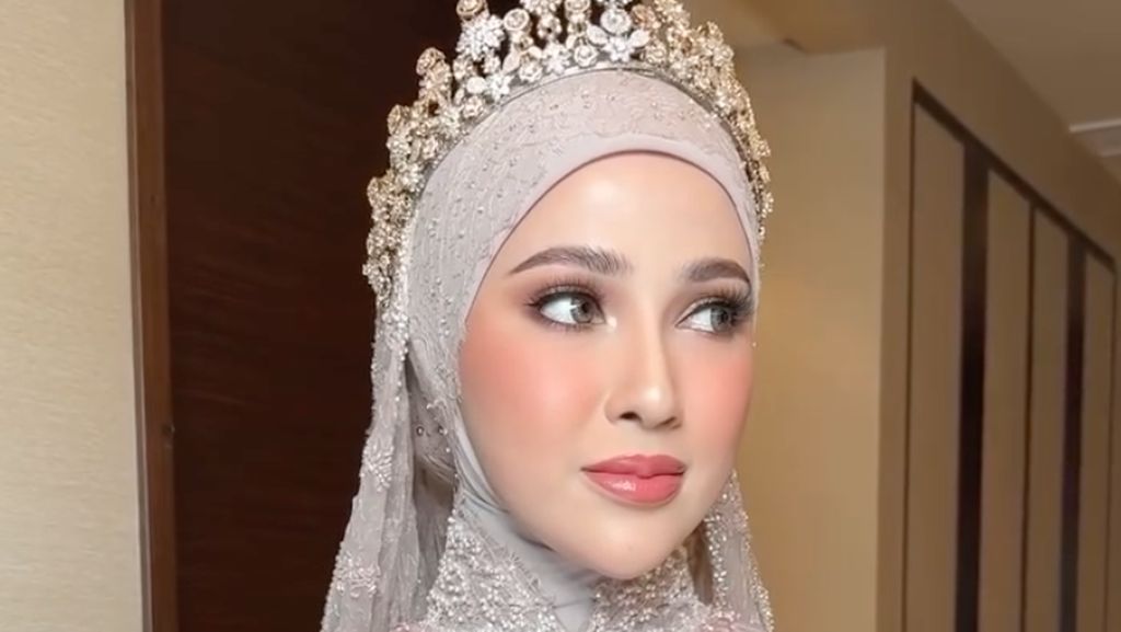 7 Potret Cantiknya Kakak Ipar Fadil Jaidi 7 Potret Cantiknya Kakak Ipar Fadil Jaidi