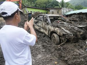 Mobil dan Truk Rusak Diterjang Longsor di Filipina Mobil dan Truk Rusak Diterjang Longsor di Filipina