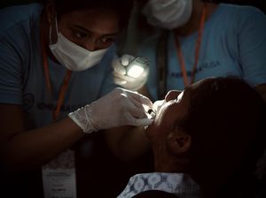 Momen Warga Sumba Diperiksa Gigi Gratis