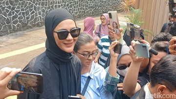 Senyum Misterius Paula di Tengah Isu Cerai Baim Wong