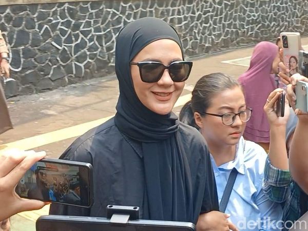 Senyum Paula Verhoeven, Tampil Serba Hitam di Pengadilan