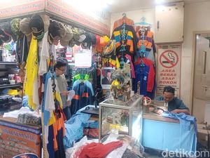 Pedagang Atribut Kampanye Teriak: Dulu Bisa Beli Sawah, Kini Makan Saja Susah Pedagang Atribut Kampanye Teriak: Dulu Bisa Beli Sawah, Kini Makan Saja Susah