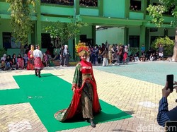 Lenggak-lenggok Pelajar Lamongan Pakai Baju Adat Peringati Sumpah Pemuda