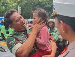 Tangis Haru Anggota TNI-Polri Usai Selamatkan Bocah yang Disandera di Pospol