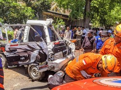 Pikap Pengangkut Ikan di Bondowoso Tercebur Parit, Sopir Luka Parah