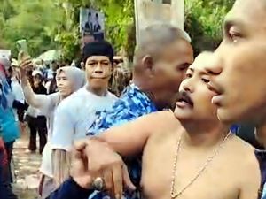 6 Fakta Pria Berkumis Tebal Mengamuk di Acara Kampanye 6 Fakta Pria Berkumis Tebal Mengamuk di Acara Kampanye