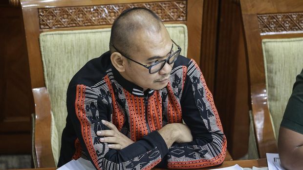 Mantan anggota Polda Nusa Tenggara Timur (NTT) Ipda Rudy Soik mengikuti Rapat Dengar Pendapat (RDP) Komisi III DPR bersama Kapolda NTT dan Kapolda Sulawesi Tengah di Kompleks Parlemen, Senayan, Jakarta, Senin (28/10/2024). Rapat tersebut membahas dugaan pelanggaran etik yang dilakukan mantan anggota Polda NTT Ipda Rudy Soik dan menewaskan tahanan Polresta Palu, Bayu Adhitiyawan. ANTARA FOTO/Dhemas Reviyanto/foc.