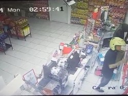 Aksi Santuy Duo Maling Kuras Barang di Minimarket Tasikmalaya