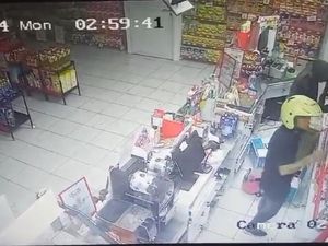 Aksi Santuy Duo Maling Kuras Barang di Minimarket Tasikmalaya Aksi Santuy Duo Maling Kuras Barang di Minimarket Tasikmalaya