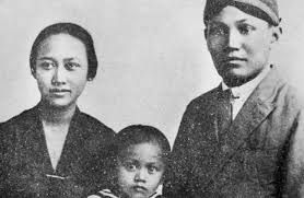 R.M. Soesalit Djojohadiningrat bersama istri dan anak