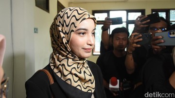 Senyum Misterius Cut Intan di Sidang Perdana KDRT yang Menggemparkan