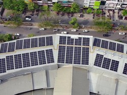 Mal di Panakkukang Pasang Solar Panel Terbesar di Indonesia Timur