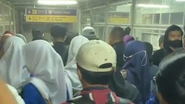 Seng Nyangkut, KRL Citayam Terpaksa 'Berbelok' ke Jalur Lain!