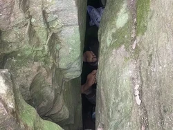 Mau Ambil HP yang Jatuh, Perempuan Terjepit di Celah Batu Raksasa