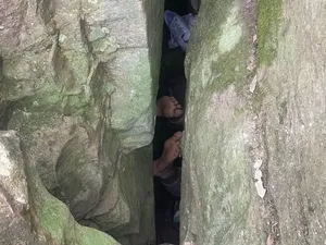 Mau Ambil HP yang Jatuh, Perempuan Terjepit di Celah Batu Raksasa Mau Ambil HP yang Jatuh, Perempuan Terjepit di Celah Batu Raksasa