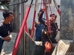 Evakuasi HP Dilempar Bocah, Damkar Klaten Selami Sumur 5 Meter