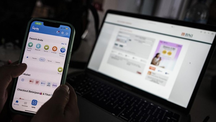 Karyawan menampilkan logo-logo aplikasi perbankan seluler di Jakarta, Senin (28/10/2024). Bank Indonesia (BI) mencatat transaksi perbankan digital (digital banking) berkembang sebesar 34,43 persen year on year (yoy) pada triwulan III-2024, atau tercatat sebanyak 5.666,28 juta transaksi. ANTARA FOTO/Aprillio Akbar/foc.
