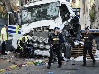 Truk Tabrak Halte di Dekat Pangkalan Militer Israel