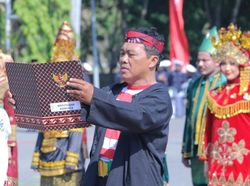 PNS Pemkab Gresik Kenakan Baju Adat Saat Upacara Hari Sumpah Pemuda