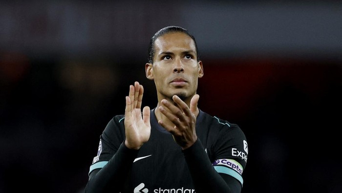 Soccer Football - Premier League - Arsenal v Liverpool - Emirates Stadium, London, Britain - October 27, 2024 Liverpools Virgil van Dijk applauds fans after the match Action Images via Reuters/Peter Cziborra EDITORIAL USE ONLY. NO USE WITH UNAUTHORIZED AUDIO, VIDEO, DATA, FIXTURE LISTS, CLUB/LEAGUE LOGOS OR LIVE SERVICES. ONLINE IN-MATCH USE LIMITED TO 120 IMAGES, NO VIDEO EMULATION. NO USE IN BETTING, GAMES OR SINGLE CLUB/LEAGUE/PLAYER PUBLICATIONS. PLEASE CONTACT YOUR ACCOUNT REPRESENTATIVE FOR FURTHER DETAILS..