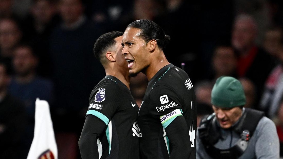 Virgil van Dijk puas dengan satu poin di kandang Arsenal (REUTERS/Dylan Martinez)