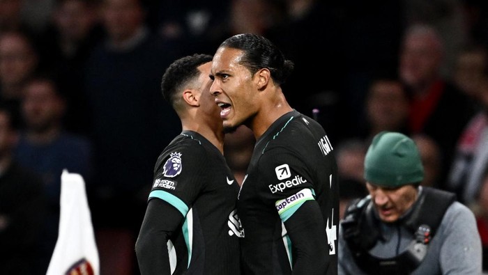 Soccer Football - Premier League - Arsenal v Liverpool - Emirates Stadium, London, Britain - October 27, 2024 Liverpools Virgil van Dijk celebrates scoring their first goal with Trent Alexander-Arnold REUTERS/Dylan Martinez EDITORIAL USE ONLY. NO USE WITH UNAUTHORIZED AUDIO, VIDEO, DATA, FIXTURE LISTS, CLUB/LEAGUE LOGOS OR LIVE SERVICES. ONLINE IN-MATCH USE LIMITED TO 120 IMAGES, NO VIDEO EMULATION. NO USE IN BETTING, GAMES OR SINGLE CLUB/LEAGUE/PLAYER PUBLICATIONS. PLEASE CONTACT YOUR ACCOUNT REPRESENTATIVE FOR FURTHER DETAILS..