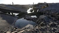 Warga Lebanon Lintasi Jembatan Hancur untuk Mengungsi ke Suriah