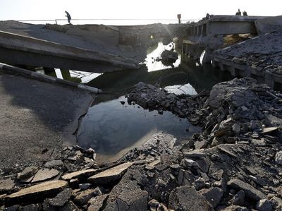 Warga Lebanon Lintasi Jembatan Hancur untuk Mengungsi ke Suriah