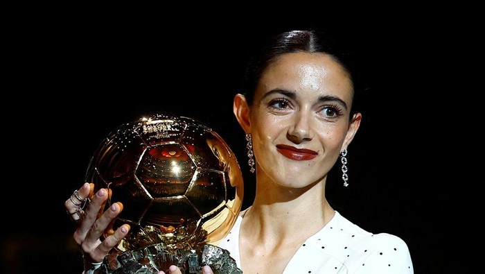 Soccer Football - Ballon dOr - Theatre du Chatelet, Paris, France - October 28, 2024 Spains and FC Barcelonas Aitana Bonmati with the Ballon dOr REUTERS/Sarah Meyssonnier TPX IMAGES OF THE DAY