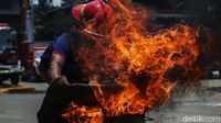Aksi Relawan Kebakaran Latihan Jinakkan Api