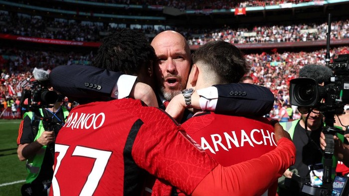 Alejandro Garnacho-Kobbie Mainoo LONDON, ENGLAND - MAY 25: Erik ten Hag, Manager of Manchester United, celebrates with Kobbie Mainoo and Alejandro Garnacho of Manchester United after the teams victory in the Emirates FA Cup Final match between Manchester City and Manchester United at Wembley Stadium on May 25, 2024 in London, England. (Photo by Eddie Keogh - The FA/The FA via Getty Images)